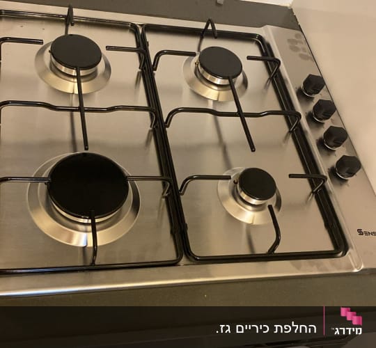כיריים גז עם ארבעה מבערים וכפתורי שליטה בצד